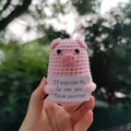 Handgehäkeltes rosa Schweinchen mit einer Motivationskarte für positive Gedanken - Kleines Schweinchen 1