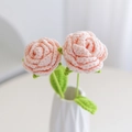 Handgehaakte roze rozen in een witte geometrische vaas, gebreide bloemdecoratie - Roos Huidkleur