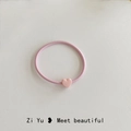 Dettaglio di un elastico per capelli rosa con un grazioso ciondolo a cuore in resina - Rosa