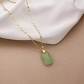 Elegante collana a catena dorata con ciondolo rettangolare verde traslucido sulla seta - Catena a Labbra / Oro