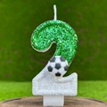Fußball Motiv Geburtstagskerze Zahl 2 mit grünem Glitzer und Miniatur Fußball Dekoration - Nummer 2