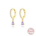 Gros plan de boucles d'oreilles en argent S925 doré avec zircone violette en poire - Or - Zircone Violet