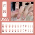 Detail van roze kunstnagels met handgeschilderde konijntjes en witte hartjes - Nude Roze Koraal Konijn Hart (D555) / 24 Stuks/Set