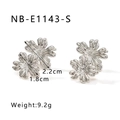 Detaillierte Makroansicht der silbernen Blumenohrstecker mit Maßen von 2,2 cm x 1,8 cm - 18K Gold / Silber Stil (NB-E1143-S)