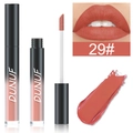 Vue macro du rouge à lèvres mat orange corail 29 avec applicateur et test sur les lèvres - 29#