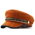 Detail der Tweed-Schirmmütze in Karamell mit Goldkette und schwarzer Ledereinfassung - 56-59cm / Karamell Orange