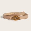Ceinture fine en cuir PU beige avec boucle torsadée dorée sur un fond neutre clair - Abricot