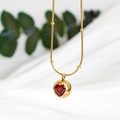 Goldene Titanstahl-Schlangenkette mit Herz-Anhänger aus rotem Zirkonia-Stein - Rote Halskette