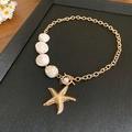 Collar con colgante de estrella de mar y concha dorada con perla sobre fondo negro - Cadena Gruesa Dorada con Colgante de Estrella de Mar y Caracola (Collar #5)