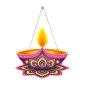 Detailansicht einer lila Diwali Diya Hängedekoration mit bunten Rangoli-Mustern - Diwali Türhänger Stil C (Diya Lampe)
