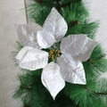 Detail eines silbernen Weihnachtssterns mit strukturierten Blüten auf dem Tannenbaum - 22cm Große Blume / Silber