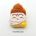 Vue détaillée de la broche bouddha en peluche créative, dimensions 7 cm de haut et 5,5 cm - Bouddha