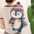 Plüsch Pinguin Rucksack mit grau-blauem Fell, Strickmütze, Schal und Gänseblümchen - 40cm Rucksack / Blau