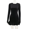Detalle de vestido de terciopelo negro con elegante dobladillo plisado y corte entallado - S / Negro