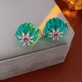 Dettaglio macro di orecchini vintage in resina verde con fiore di pietre preziose - Bottone con perno in argento / verde chiaro