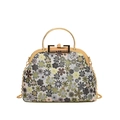 Sac à main fleuri avec cadre métallique doré et bandoulière chaîne sur fond blanc - Vert