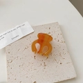 Pince à cheveux en acétate écaille d'ambre sur un support minimaliste en pierre - Café Clair