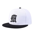 Cappellino hip hop bianco e nero con visiera piatta e grande lettera M gotica ricamata - Bianco