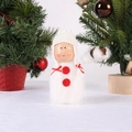 Primer plano de muñeca ángel de peluche con gorro blanco y lazo rojo adorno de Navidad - Colgante de niña de pelo largo