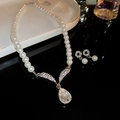 Détail du collier de perles vintage français avec pendentif cristal goutte de zircone - Goutte d'Eau Perle d'Imitation Argent