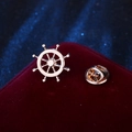 Broche gouvernail nautique dorée sur velours rouge avec fermoir papillon classique - Or Gouvernail