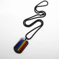Detalle de un colgante rectangular de acero negro con una vibrante raya de arcoíris - Negro con Cadena de Perlas Cuadradas Negras de 60cm