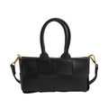 Minimalistische schwarze gewebte Leder-Einkaufstasche mit goldenen Beschlägen und Gurt - Schwarz