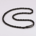 Detail van donkere gunmetal Byzantijnse ketting met cilindrische sluiting op witte achtergrond - Zwart