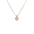 Goldene Halskette mit rosa Emaille-Anhänger im Evil-Eye-Design auf weißem Grund - Fleischrosa