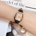 Montre quartz tonneau dorée avec chiffres romains et bracelet en cuir noir au poignet - Noir