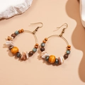 Detalle de pendientes bohemios con cuentas de madera, conchas y aros metálicos - Gancho de oreja-Café