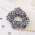 Chouchou en tissu à carreaux bleus et blancs avec plis souples au style rétro minimaliste - Bleu Marine Foncé