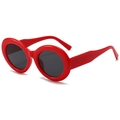 Vintage-Sonnenbrille mit rotem ovalem Kunststoffrahmen und dunklen Gläsern im Retro-Stil - Roter Rahmen Graue Gläser