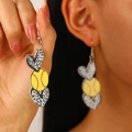 Détail de boucles d'oreilles de sport en acrylique avec baseball et motifs léopard - Baseball Jaune Cœur Acrylique (N-963)