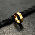 Anillo dorado de 6mm de acero inoxidable con números romanos sobre fondo de piedra oscura - US 7 / Dorado