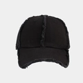 Detalle de gorra de béisbol negra con bordes deshilachados y costuras verticales - Ajustable / Negro