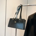 Bolso bandolera retro de cuero encerado negro con hebilla dorada y diseño chic francés - Negro