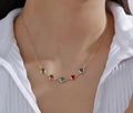 Elegante goldene Kette mit fünf bunten Herz-Edelsteinen an einem Model präsentiert - Halskette