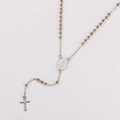 Detalle de collar de rosario con cuentas de oro y plata con colgante de cruz en blanco - Bicolor (Oro y Plata)