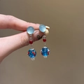 Orecchini pendenti in vetro con pesce rosso e perle blu dallo stile estivo chic - Stile con Motivo Pesce Rosso Grande
