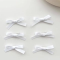 Lot de six barrettes à nœuds blancs disposées proprement sur un fond blanc épuré - Blanc (Lot de 6)