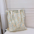 Dettaglio della borsa tote floreale in velluto crema con etichetta a tema animale - Giallo Chiaro Floreale