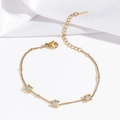 Dettaglio del bracciale a catena in acciaio dorato con zirconi quadrati e chiusura a moschettone - Bracciale / Bianco