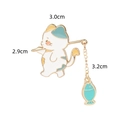 Detalle del pin esmaltado de gato pescando con dimensiones de 3,0 cm y 2,9 cm - Atrapado (Pez Azul)
