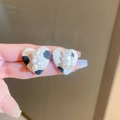 Orecchini a cuore con motivo mucca e ciondolo a forma di orsetto in perla sintetica - Cuore di Orso con Motivo Mucca Bianca