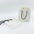 Elegante ivoorwitte papieren geschenktas met zwarte gedraaide handvatten voor sieraden - 11x12x6cm / Beige Handtas