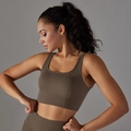 Gros plan sur la texture gaufrée sans couture du haut de sport marron et du legging - Café foncé