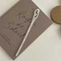 Dettaglio di un fermacapelli in acetato perlato con elegante intaglio a spirale - Bastoncino per Capelli Nuvola Auspiciosa