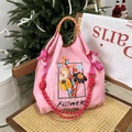 Borsa a tracolla in nylon rosa con ricami floreali e manici intrecciati sulla sedia - Rosa / M