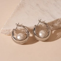 Detalle de pendiente de aro plateado con textura de malla y perla blanca incrustada - Aro de Perla de Malla en Forma de C / Plateado